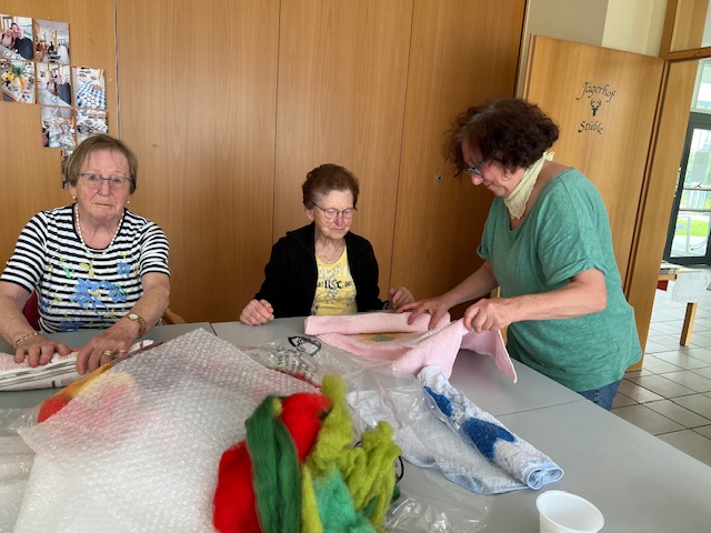 Die Seniorinnen machen sich mit Begeisterung an die Arbeit des Blumenfilzens