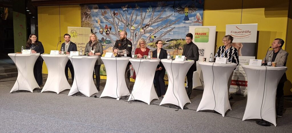 Die Kandidatinnen und Kandidaten der Podiumsrunde zusammen mit den Moderatorinnen.